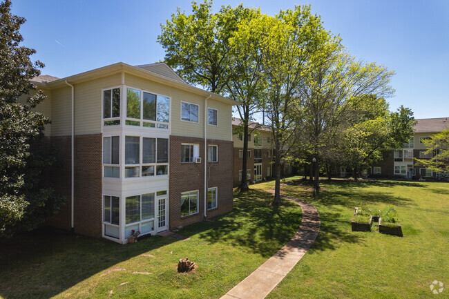 Building Photo - Aventine at Skylyn Apartments