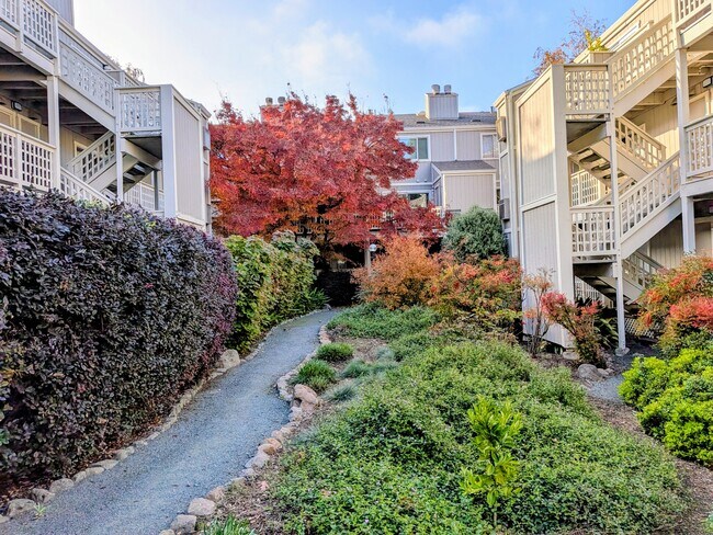 Building Photo - 2709 Oak Rd