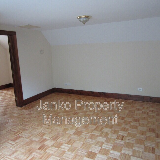 Building Photo - 2855 E 82nd St