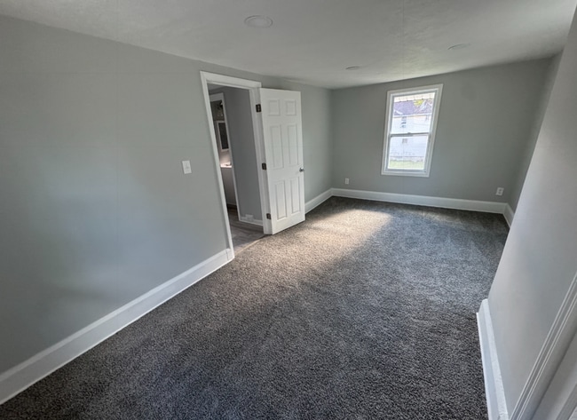 Building Photo - Single Family Home 4 beds 1 bath Available Now!