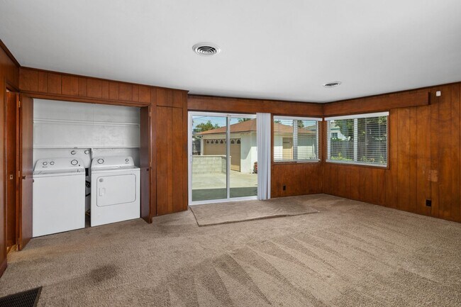 Building Photo - Lovely College Area Home