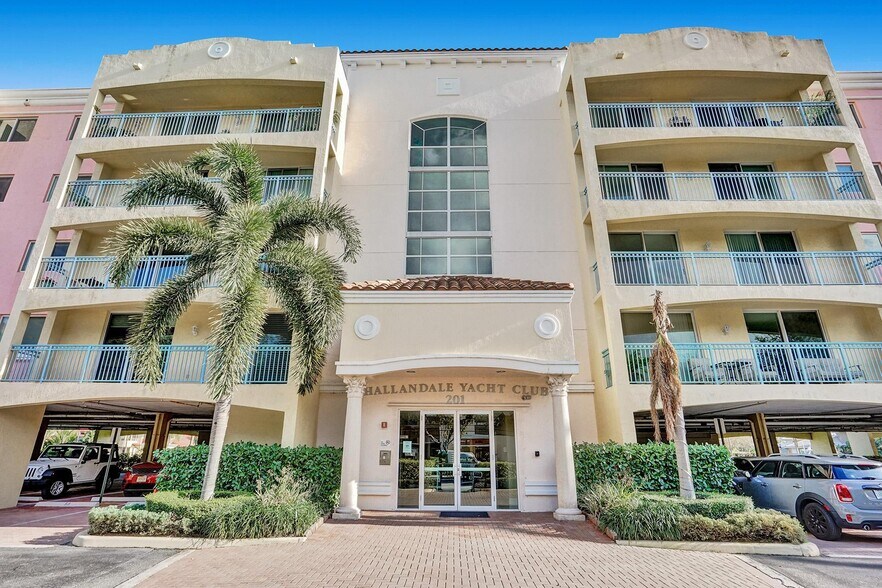 Building Photo - 201 Golden Isles Dr