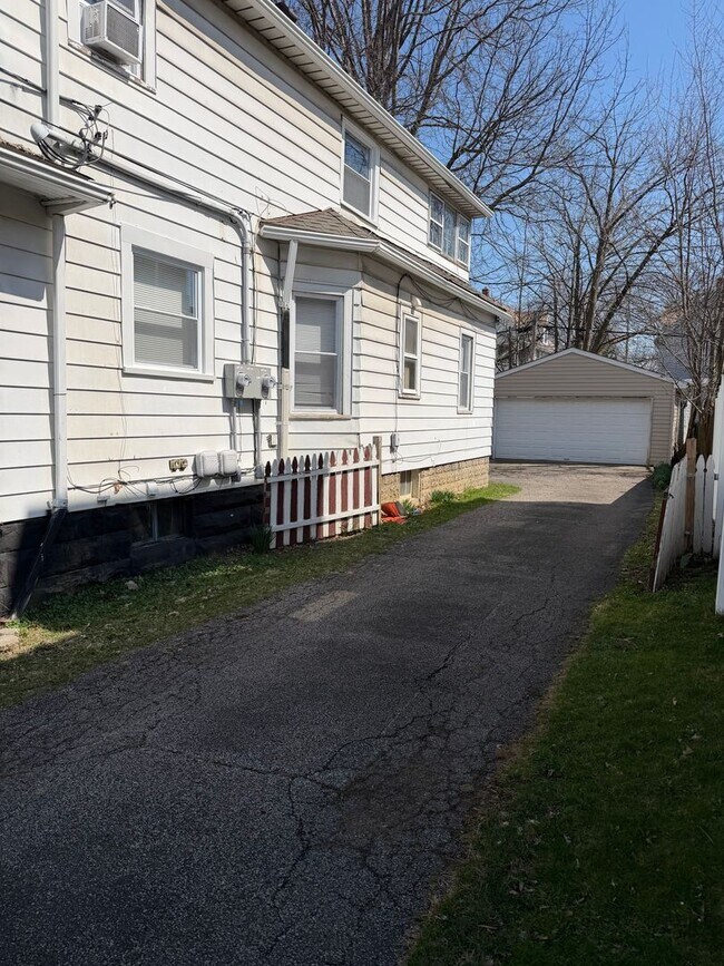 Building Photo - Charming Lakewood Duplex