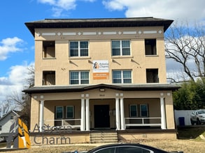 Building Photo - 2210 Roslyn Ave