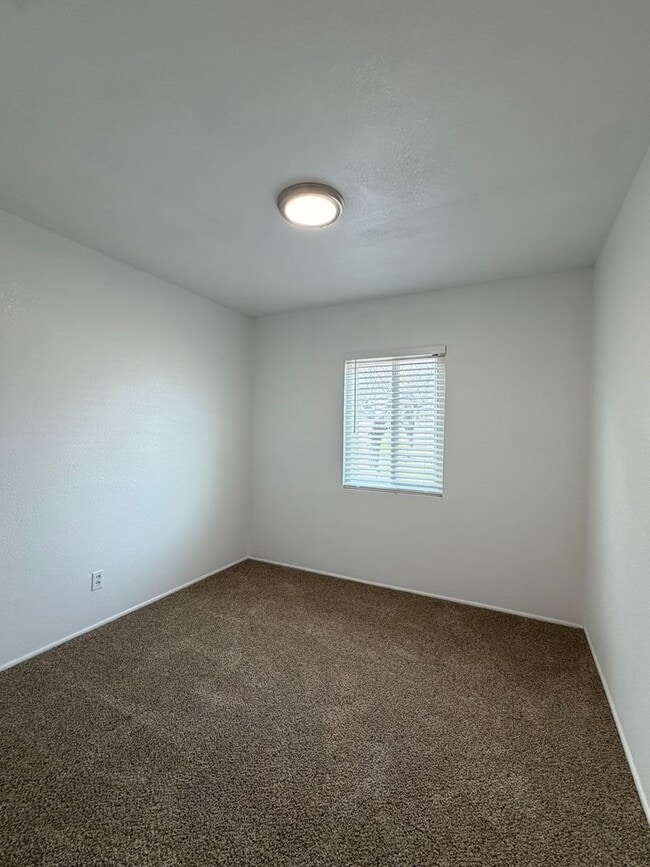 Building Photo - NEW LISTING!! 3 Bedroom 1.5 Bathroom House with Huge Yard, Central Heat & Air!