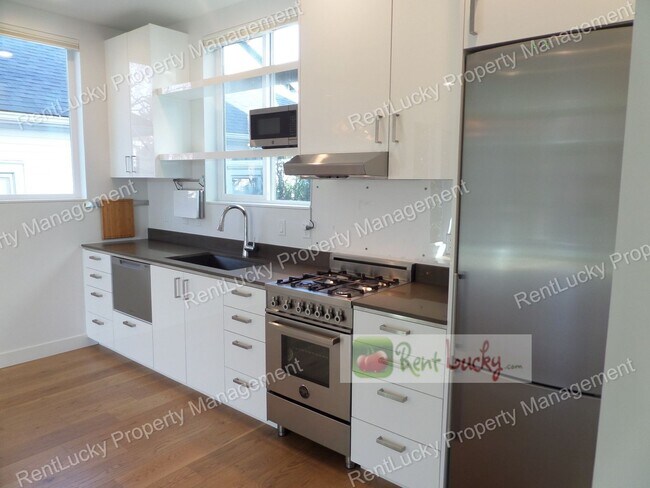 Building Photo - Spectacular VIEW 2 Bedroom+Den Townhome, Zoned For Residential & Commercial Use! Live and Work in...