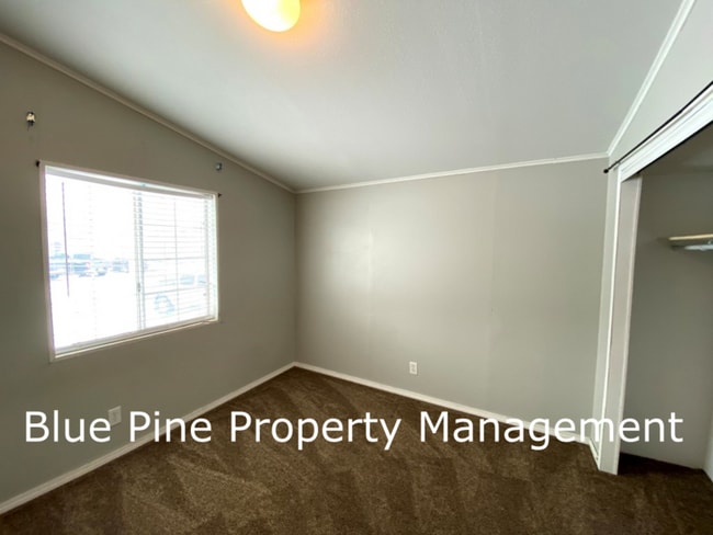 Building Photo - 705 Eve Dr