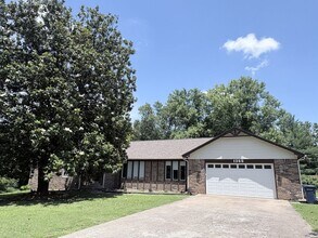 Building Photo - 1365 W Twin Springs St