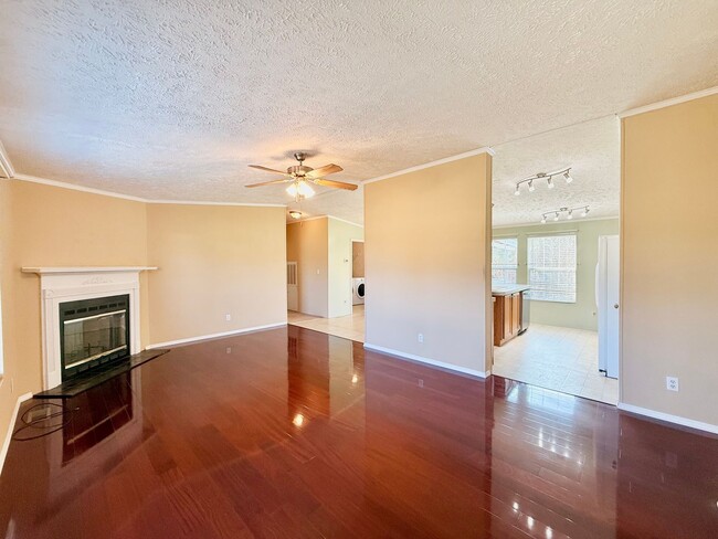 Building Photo - Lovely spacious home-3 bedroom-2 bathrooms-all appliances