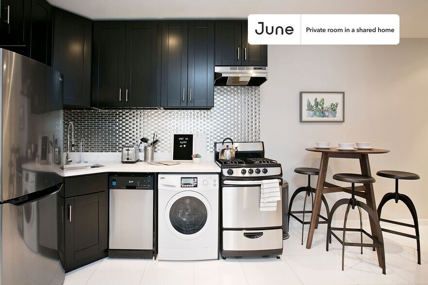 Building Photo - Private bedroom in 3 bed/1 bath Home
