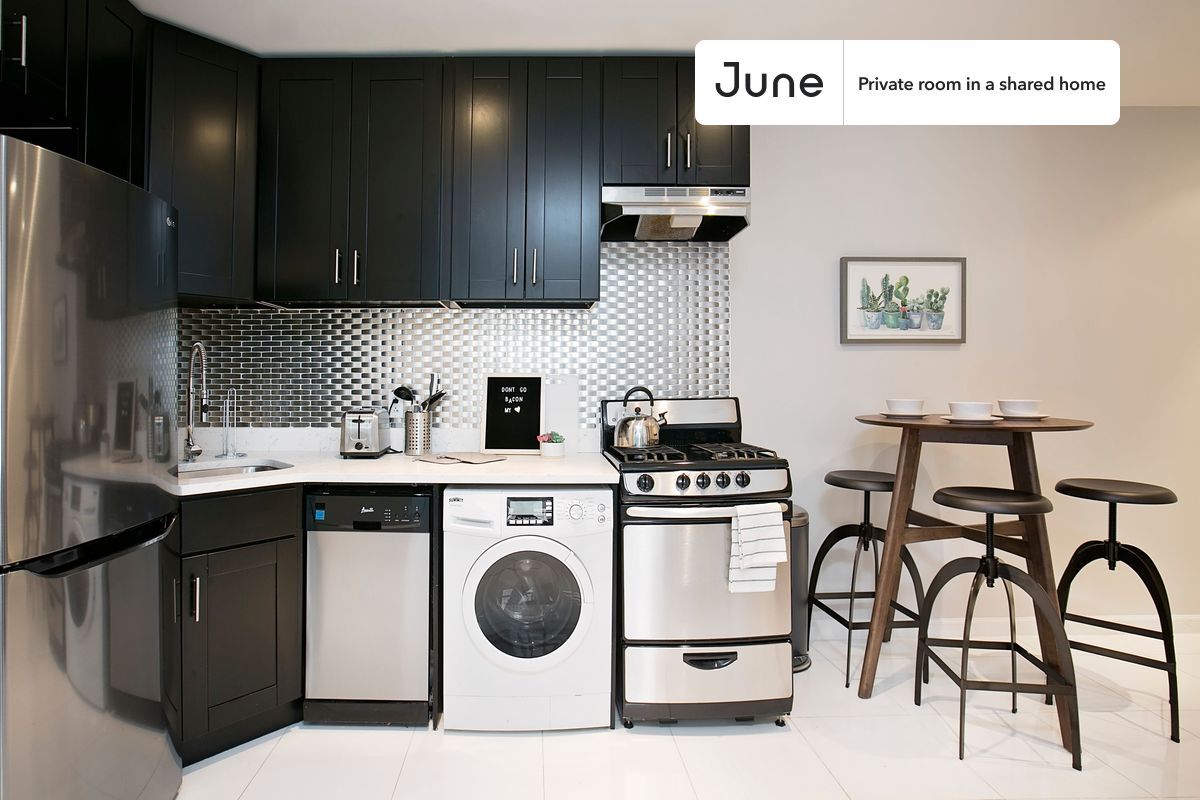 Building Photo - Private bedroom in 3 bed/1 bath Home