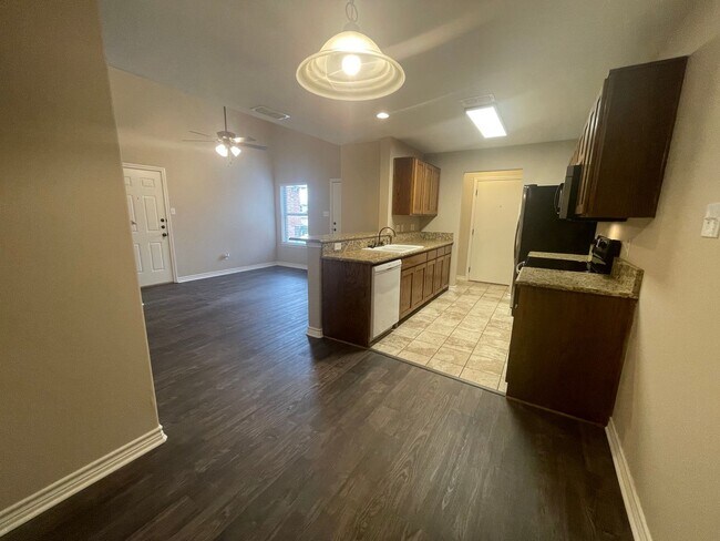 Building Photo - | 3BR/2.5BA Townhome | 18' Ceilings | Granite | Garage | Lawn Care Incl | Benbrook TX 76116