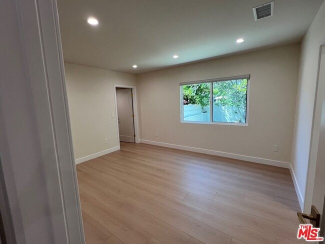 Building Photo - 13338 Magnolia Blvd