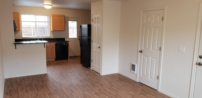 Building Photo - Pioneer Townhomes
