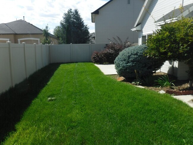Building Photo - Beautiful 3 bed 2.5 bath home in the Cobblefield Crossing Subdivision in Meridian.
