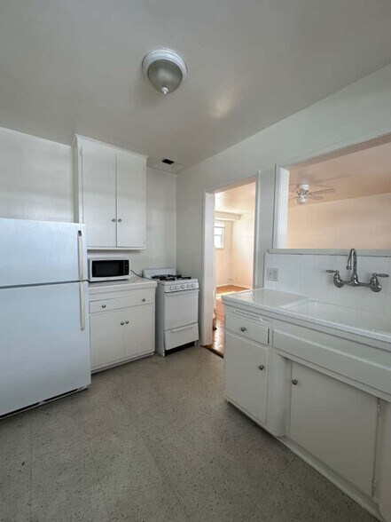 Building Photo - 1737 N Sycamore Ave