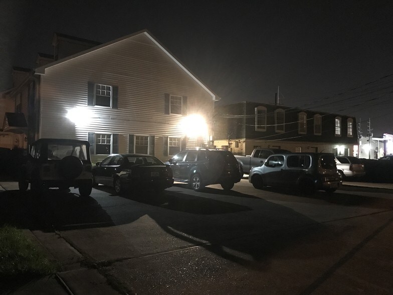 Parking - 4405 Lefkoe St