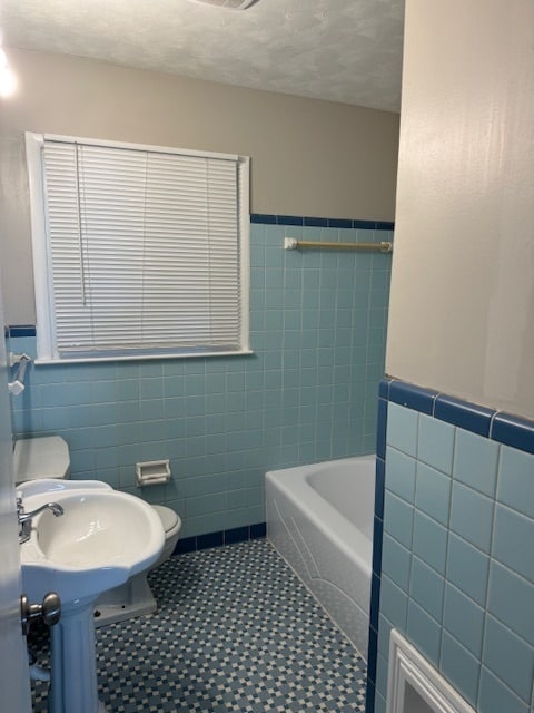 Building Photo - 2BR/1BA WITH STUDY! Detached garage with w...