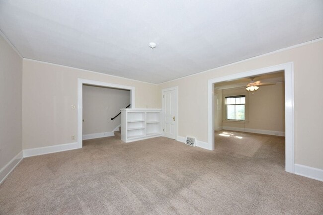 Building Photo - 3 bedroom Tosa Village townhome