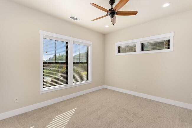 Building Photo - 12811283