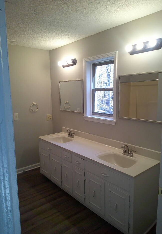 Building Photo - 779 Ridge Crest Dr