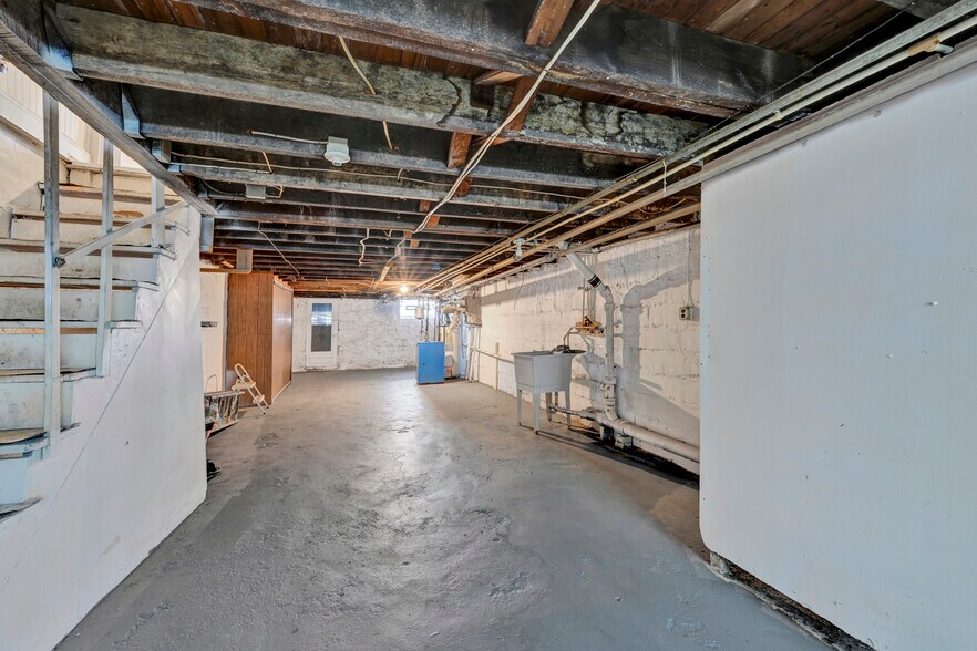 Building Photo - 404 Cornwall St