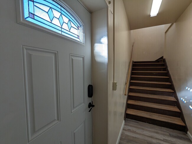 Building Photo - 613 4th St