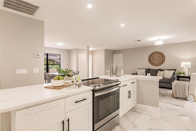 Building Photo - 904 S Doral Ln