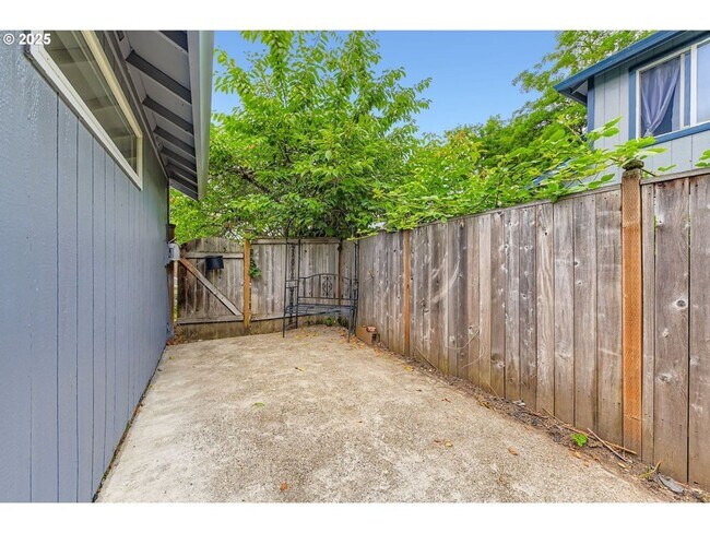 Building Photo - Charming One - Level