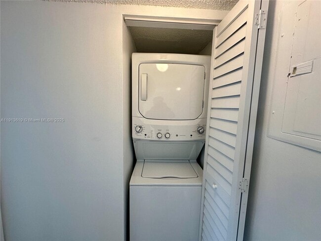 Building Photo - 1400 Jefferson Dr