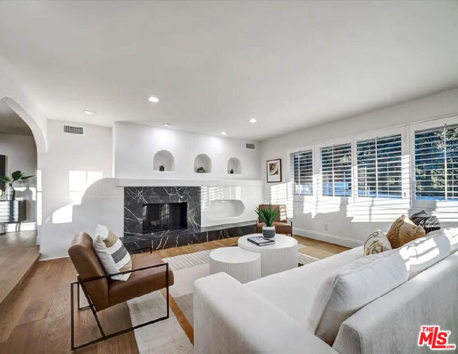 Building Photo - 4732 Del Moreno Dr