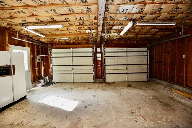 Building Photo - AVAILABLE EARLY MAY, Charming ranch home with front porch in Castle Heights!