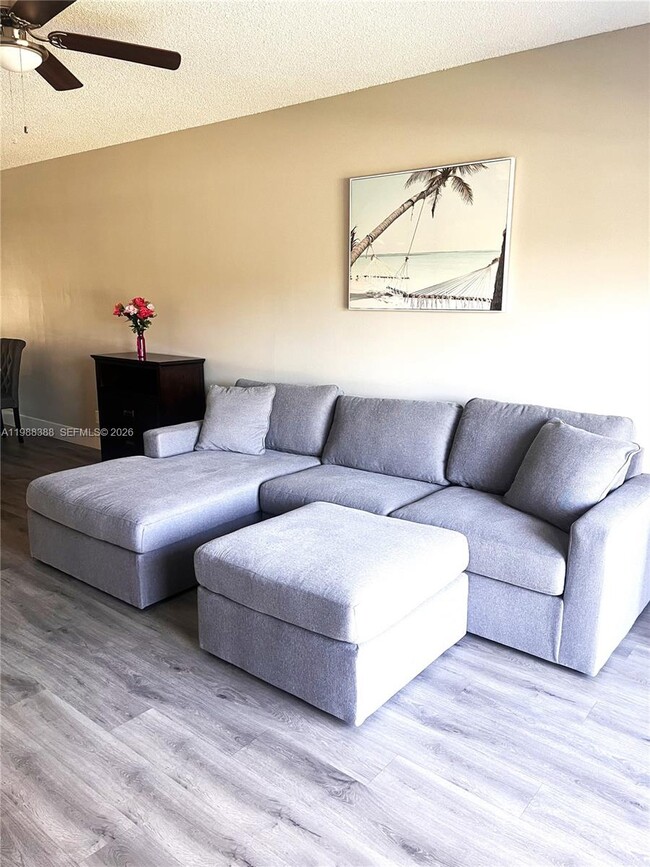 Building Photo - 400 N Riverside Dr