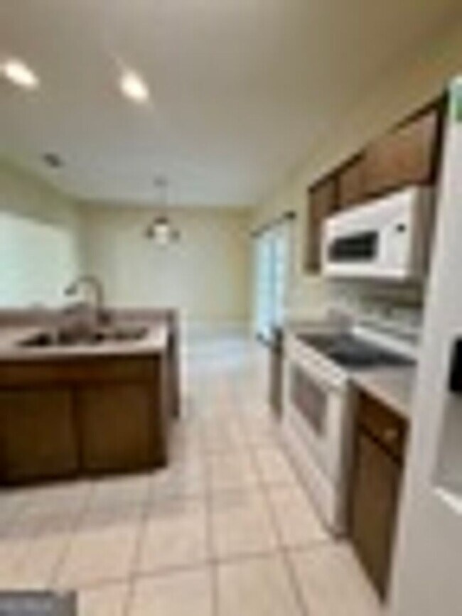 Building Photo - 200 Royal Palms Ave