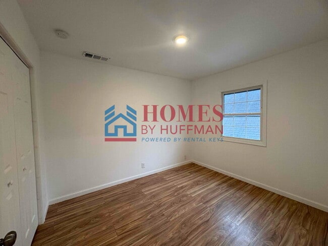 Building Photo - One Bedroom | Upstairs Unit