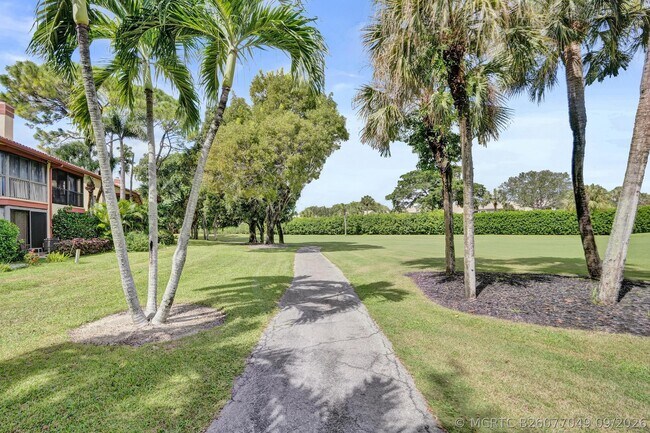 Building Photo - 5355 10th Fairway Dr
