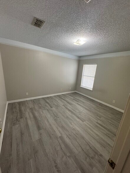 Building Photo - 12033 Walkers Glen Ln N