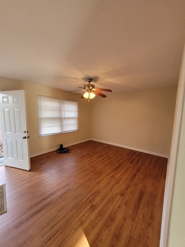 Building Photo - 492 Briarwood Ln