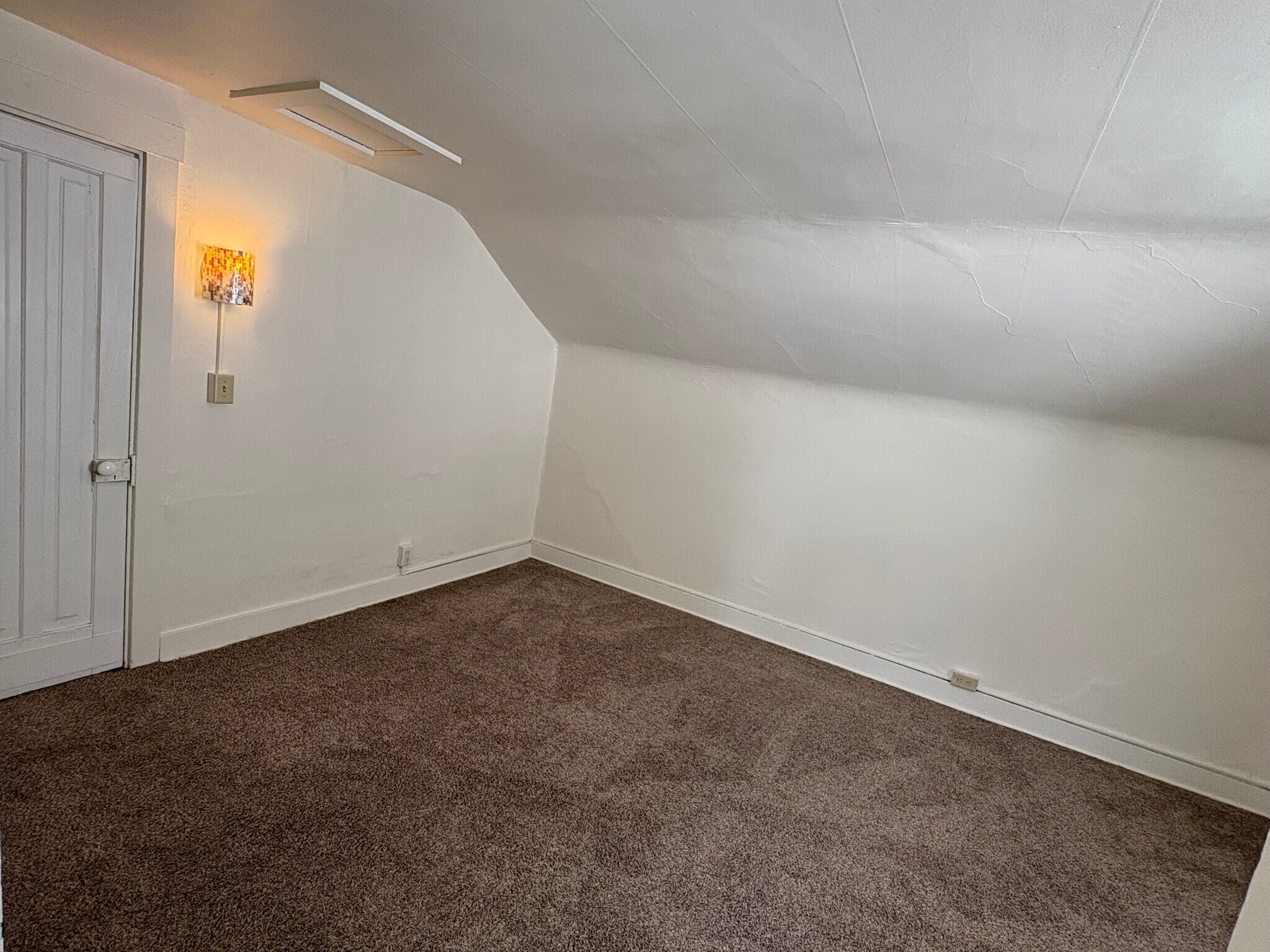 Building Photo - 315 E Davenport St