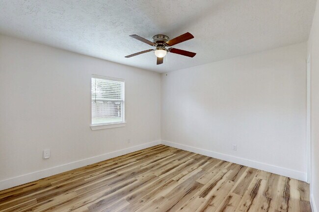 Building Photo - 3/2 Move-In Ready with Washer, Dryer, Refrigerator & Lawn Care Included!