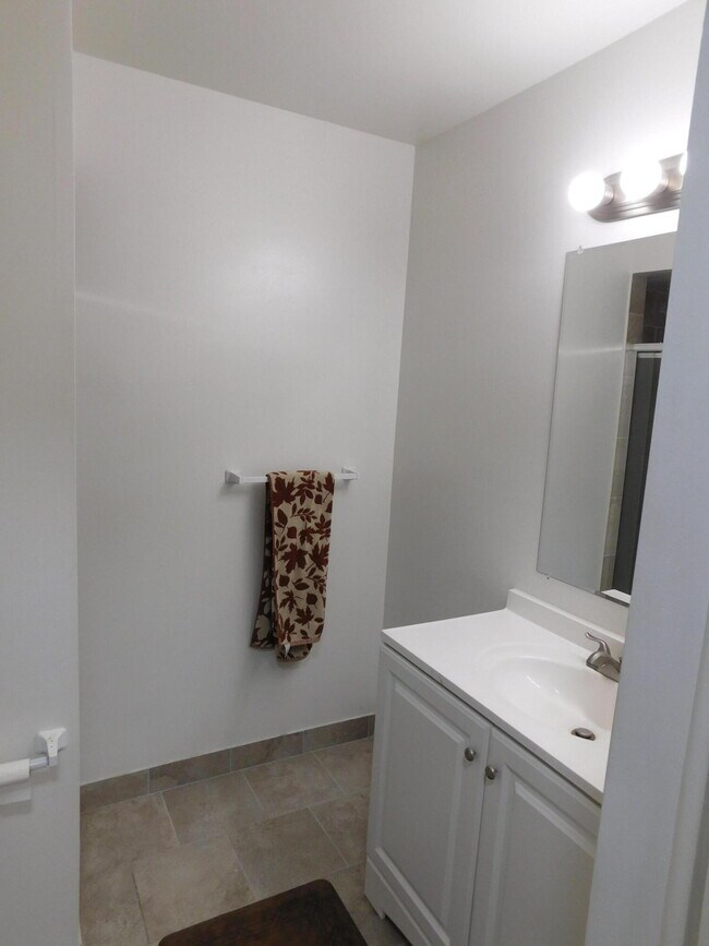 Building Photo - 448 N Fox Hills Dr