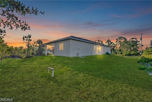 Building Photo - 747 Newell St E