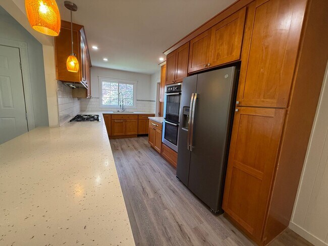 Building Photo - Well-cared-for home with strong curb appeal and quality updates in Southeast Portland.