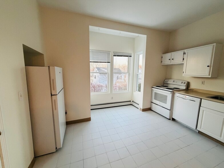 Building Photo - 119 Highland St