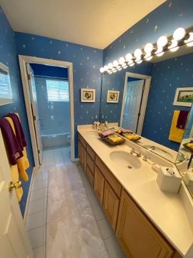 Building Photo - 3 Bed 3.5 Bath + Loft, In Downtown Danvill...