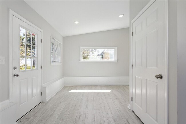 Building Photo - 3-bedroom Rancher - Hampton