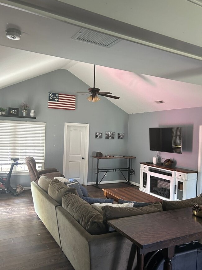 Building Photo - 4 BD/2 BA in Pine Meadows - 1/2 acre fence...