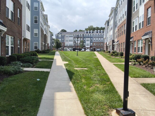Building Photo - Modern 3 Bed 2.5 Bath Townhouse/Condo Near West End Henrico