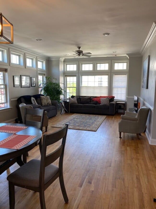 Building Photo - Three Bedroom 3.5 baths Townhouse for Rent...