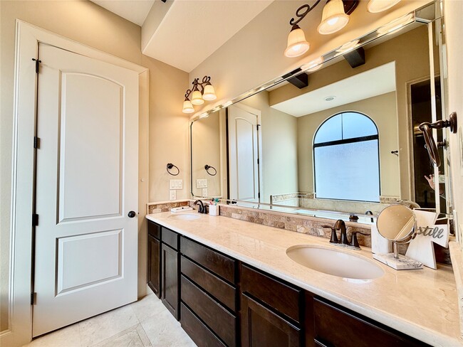 Building Photo - 508 Knox St